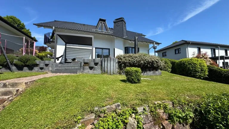 Immobilienangebot - Niedererbach - Alle - Exklusives Wohnhaus mit Einliegerwohnung und großem Garten in traumhafter Lage vor Limburg!