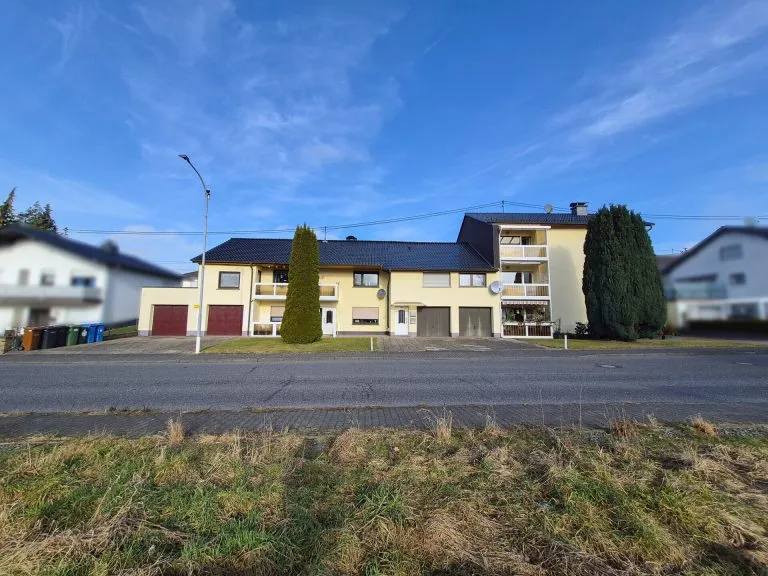 Immobilienangebot - Asbach - Alle - TOP-ANGEBOT - 6 Parteienhaus mit 6 Garagen in zentraler, ruhiger Lage von Asbach zu verkaufen !!