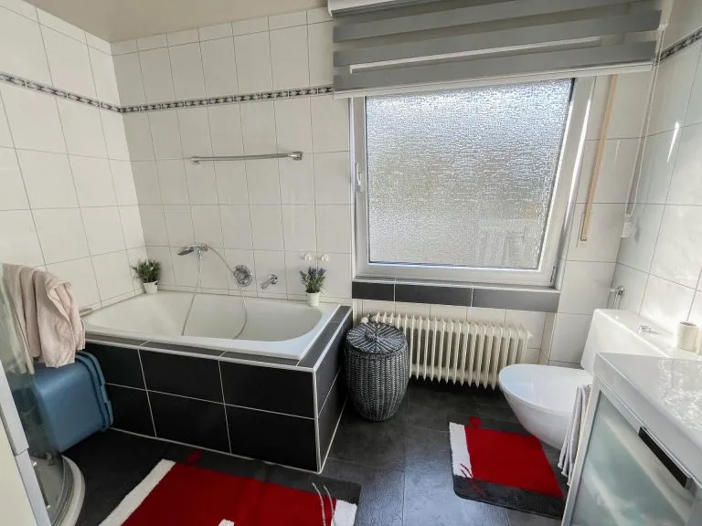 Immobilienangebot - Kreuztal - Alle - *RESERVIERT* Schöne sanierte Erdgeschosswohnung mit Terrasse und zwei Garagen in Kreuztal!