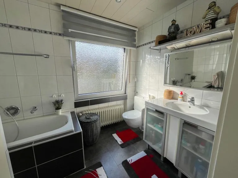 Immobilienangebot - Kreuztal - Alle - *RESERVIERT* Schöne sanierte Erdgeschosswohnung mit Terrasse und zwei Garagen in Kreuztal!