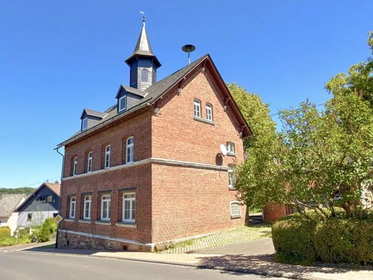 Immobilienangebot - Hachenburg VG - Alle - Ehemalige Schule mit Nebengebäude - Wohnen & Vermieten kombinierbar! Nähe Hachenburg!
