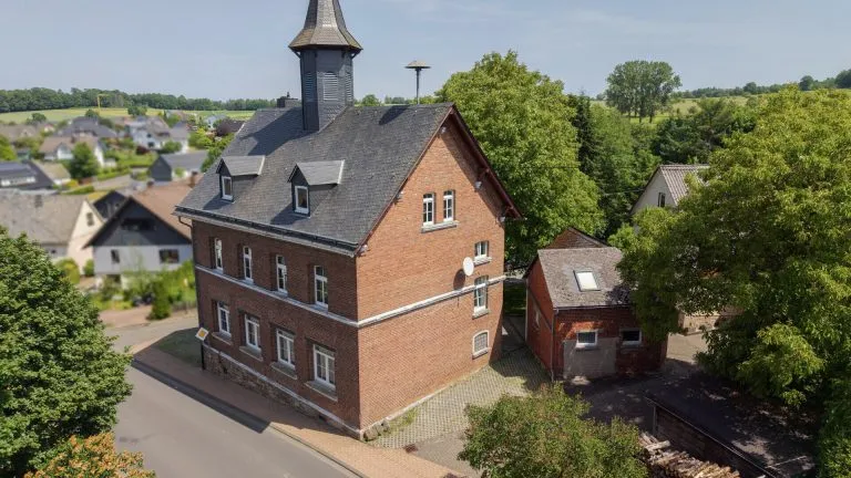 Immobilienangebot - Hachenburg VG - Alle - Ehemalige Schule mit Nebengebäude - Wohnen & Vermieten kombinierbar! Nähe Hachenburg!