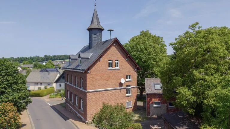 Immobilienangebot - Hachenburg VG - Alle - Ehemalige Schule mit Nebengebäude - Wohnen & Vermieten kombinierbar! Nähe Hachenburg!