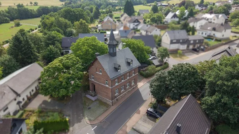 Immobilienangebot - Hachenburg VG - Alle - Ehemalige Schule mit Nebengebäude - Wohnen & Vermieten kombinierbar! Nähe Hachenburg!