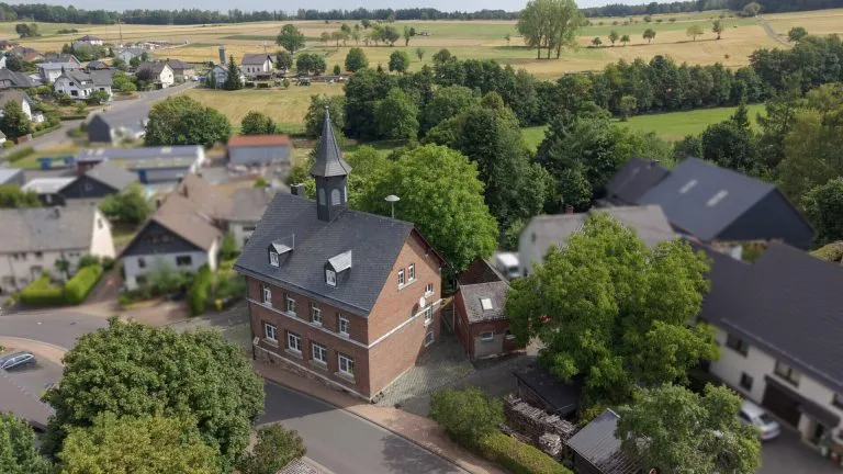 Immobilienangebot - Hachenburg VG - Alle - Ehemalige Schule mit Nebengebäude - Wohnen & Vermieten kombinierbar! Nähe Hachenburg!