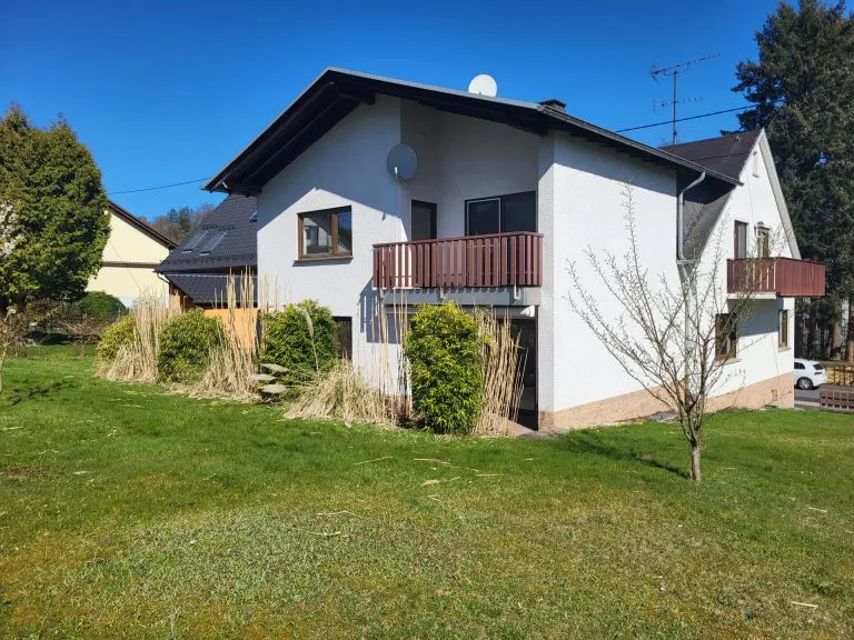 Immobilienangebot - Niederelbert - Alle - Großzügiges, freistehendes Zweifamilienhaus mit Garagen & Garten in idyllischer Lage bei Montabaur!