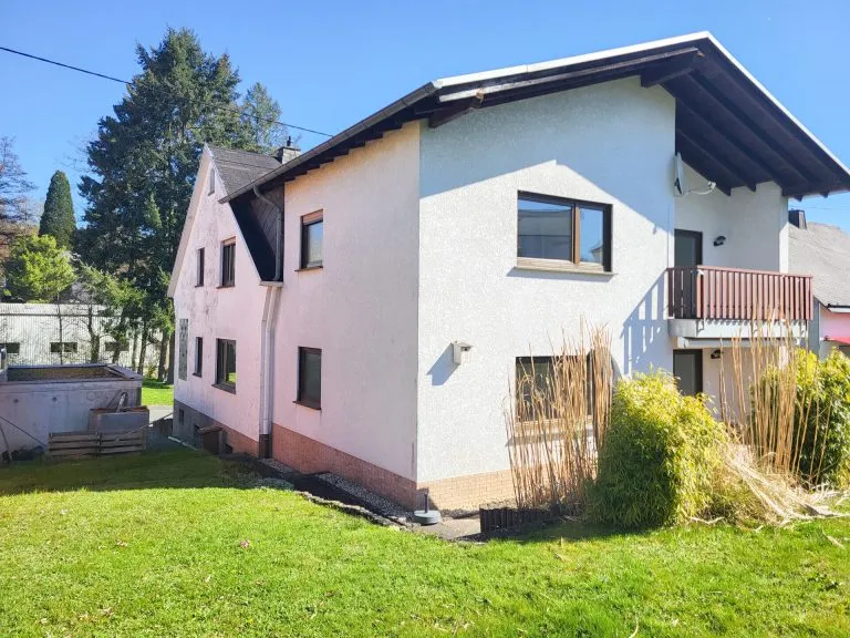 Immobilienangebot - Niederelbert - Alle - Großzügiges, freistehendes Zweifamilienhaus mit Garagen & Garten in idyllischer Lage bei Montabaur!