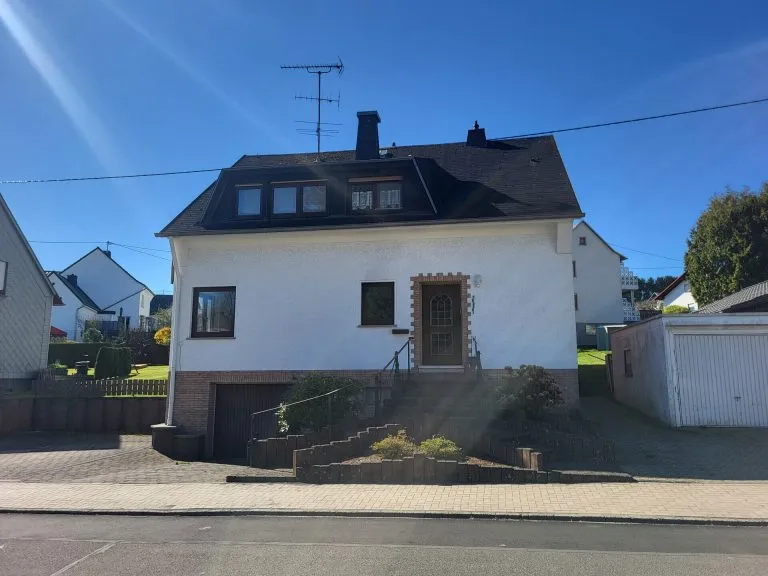 Immobilienangebot - Niederelbert - Alle - Großzügiges, freistehendes Zweifamilienhaus mit Garagen & Garten in idyllischer Lage bei Montabaur!