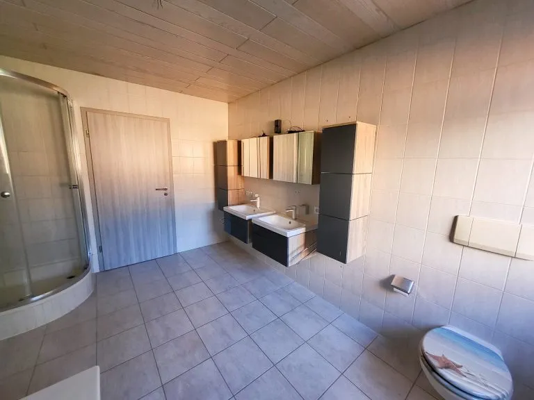 Immobilienangebot - Niederelbert - Alle - Großzügiges, freistehendes Zweifamilienhaus mit Garagen & Garten in idyllischer Lage bei Montabaur!
