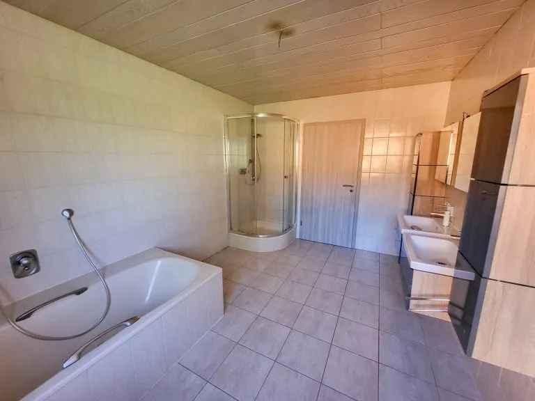 Immobilienangebot - Niederelbert - Alle - Großzügiges, freistehendes Zweifamilienhaus mit Garagen & Garten in idyllischer Lage bei Montabaur!