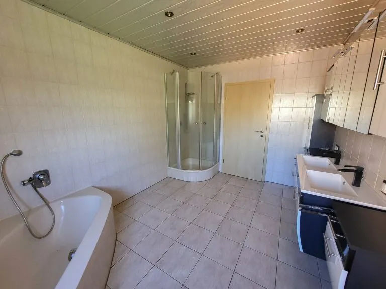 Immobilienangebot - Niederelbert - Alle - Großzügiges, freistehendes Zweifamilienhaus mit Garagen & Garten in idyllischer Lage bei Montabaur!