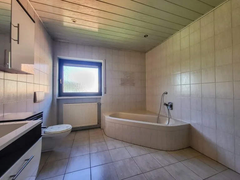 Immobilienangebot - Niederelbert - Alle - Großzügiges, freistehendes Zweifamilienhaus mit Garagen & Garten in idyllischer Lage bei Montabaur!