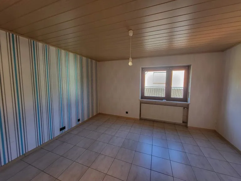 Immobilienangebot - Niederelbert - Alle - Großzügiges, freistehendes Zweifamilienhaus mit Garagen & Garten in idyllischer Lage bei Montabaur!