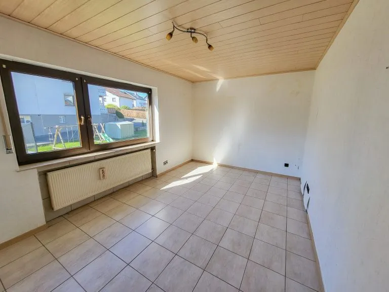 Immobilienangebot - Niederelbert - Alle - Großzügiges, freistehendes Zweifamilienhaus mit Garagen & Garten in idyllischer Lage bei Montabaur!