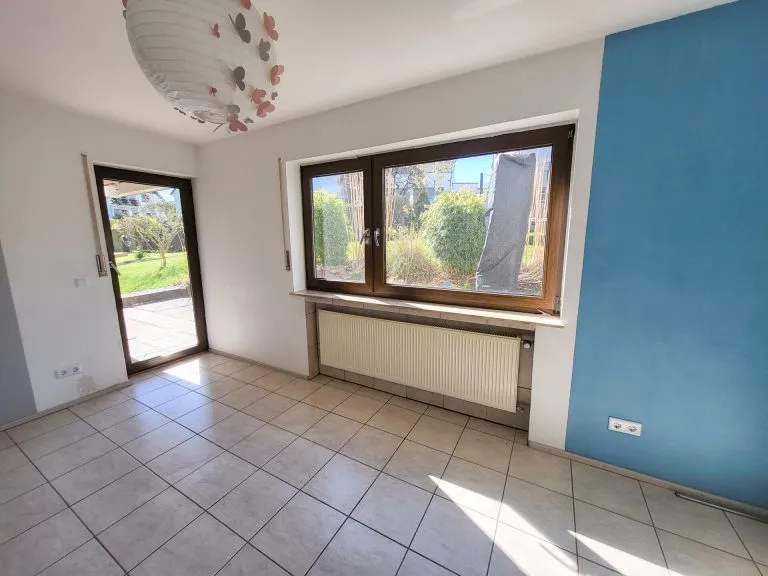 Immobilienangebot - Niederelbert - Alle - Großzügiges, freistehendes Zweifamilienhaus mit Garagen & Garten in idyllischer Lage bei Montabaur!