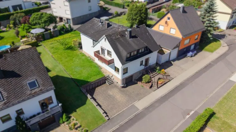 Immobilienangebot - Niederelbert - Alle - Großzügiges, freistehendes Zweifamilienhaus mit Garagen & Garten in idyllischer Lage bei Montabaur!