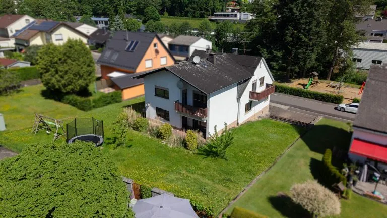 Immobilienangebot - Niederelbert - Alle - Großzügiges, freistehendes Zweifamilienhaus mit Garagen & Garten in idyllischer Lage bei Montabaur!