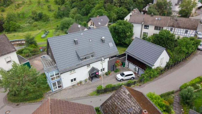 Immobilienangebot - Ehlscheid - Alle - Großzügiges Wohnhaus mit renovierter Einliegerwohnung,  Doppelgarage und gepflegtem Garten!