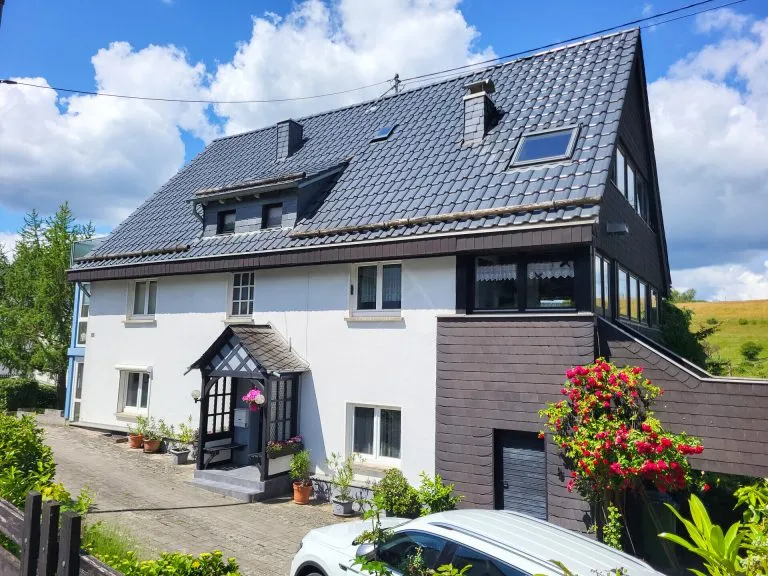 Immobilienangebot - Ehlscheid - Alle - Großzügiges Wohnhaus mit renovierter Einliegerwohnung,  Doppelgarage und gepflegtem Garten!