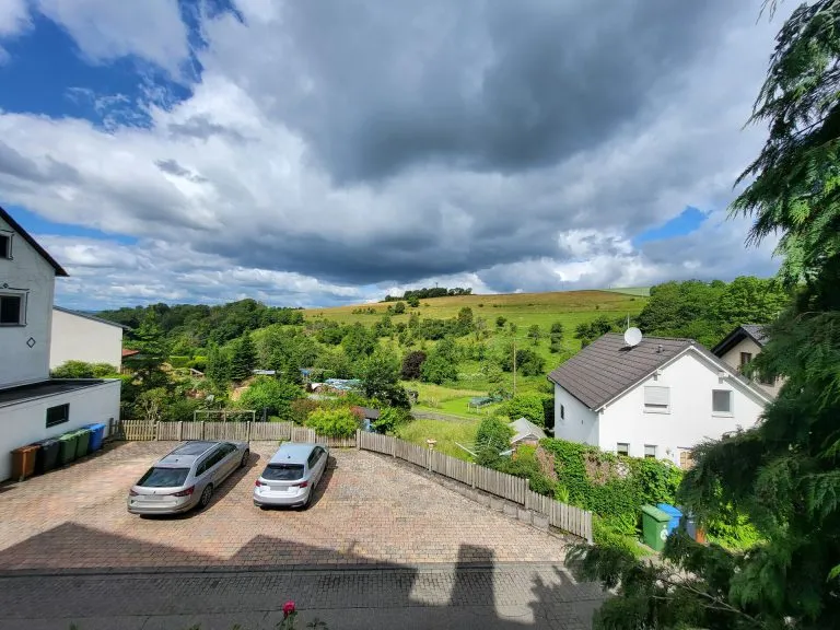 Immobilienangebot - Ehlscheid - Alle - Großzügiges Wohnhaus mit renovierter Einliegerwohnung,  Doppelgarage und gepflegtem Garten!