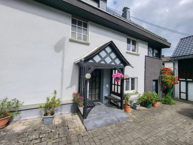 Immobilienangebot - Ehlscheid - Alle - Großzügiges Wohnhaus mit renovierter Einliegerwohnung,  Doppelgarage und gepflegtem Garten!