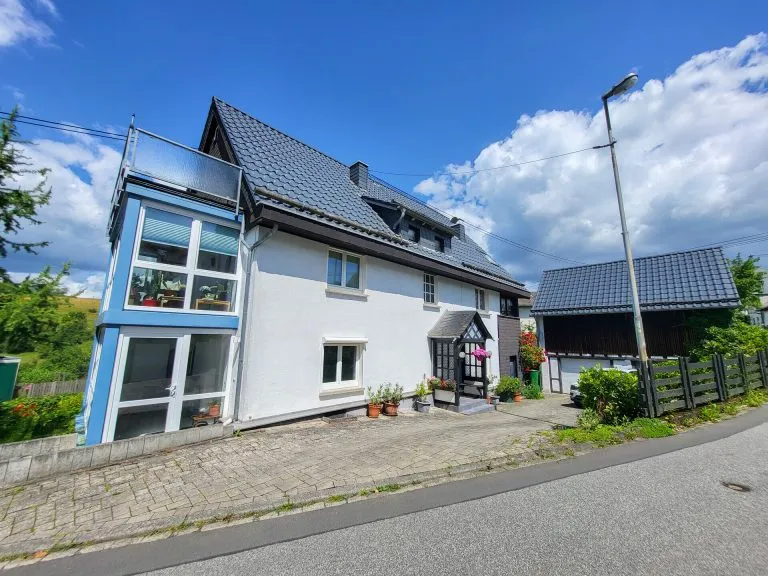 Immobilienangebot - Ehlscheid - Alle - Großzügiges Wohnhaus mit renovierter Einliegerwohnung,  Doppelgarage und gepflegtem Garten!