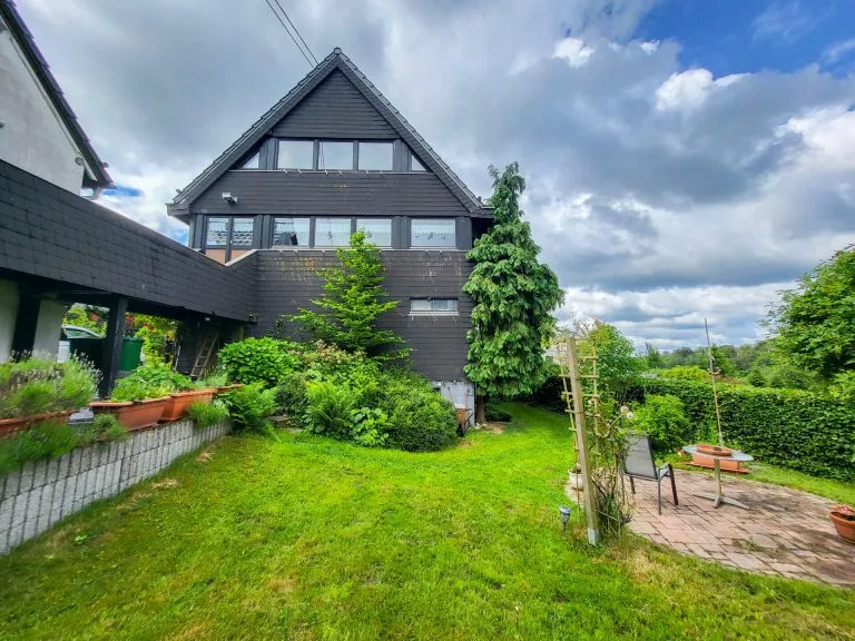 Immobilienangebot - Ehlscheid - Alle - Großzügiges Wohnhaus mit renovierter Einliegerwohnung,  Doppelgarage und gepflegtem Garten!