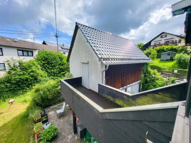 Immobilienangebot - Ehlscheid - Alle - Großzügiges Wohnhaus mit renovierter Einliegerwohnung,  Doppelgarage und gepflegtem Garten!
