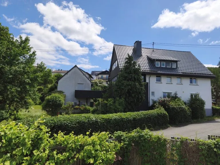 Immobilienangebot - Ehlscheid - Alle - Großzügiges Wohnhaus mit renovierter Einliegerwohnung,  Doppelgarage und gepflegtem Garten!
