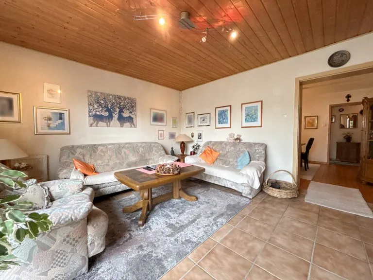 Immobilienangebot - Hennef (Sieg) - Alle - Reserviert - Gepflegte Doppelhaushälfte mit Platz für zwei Familien in ruhiger Wohnlage von Hennef