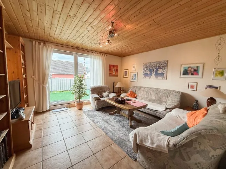 Immobilienangebot - Hennef (Sieg) - Alle - Reserviert - Gepflegte Doppelhaushälfte mit Platz für zwei Familien in ruhiger Wohnlage von Hennef