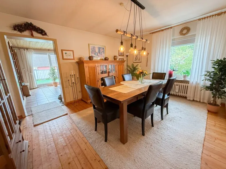 Immobilienangebot - Hennef (Sieg) - Alle - Reserviert - Gepflegte Doppelhaushälfte mit Platz für zwei Familien in ruhiger Wohnlage von Hennef