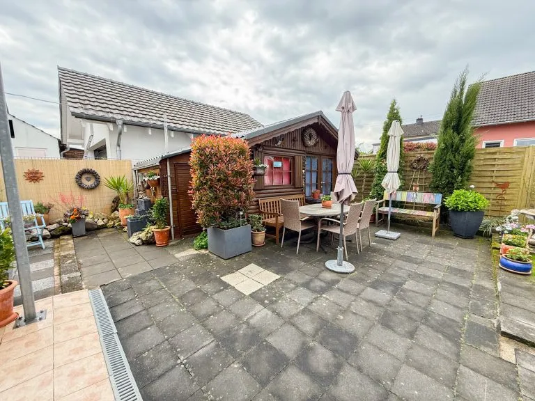 Immobilienangebot - Hennef (Sieg) - Alle - Reserviert - Gepflegte Doppelhaushälfte mit Platz für zwei Familien in ruhiger Wohnlage von Hennef