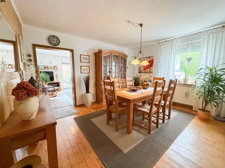 Immobilienangebot - Hennef (Sieg) - Alle - Reserviert - Gepflegte Doppelhaushälfte mit Platz für zwei Familien in ruhiger Wohnlage von Hennef