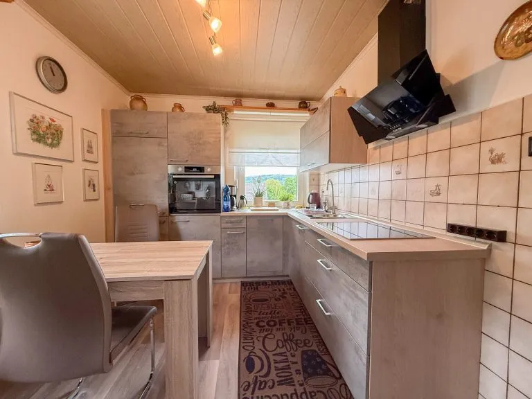 Immobilienangebot - Hennef (Sieg) - Alle - Reserviert - Gepflegte Doppelhaushälfte mit Platz für zwei Familien in ruhiger Wohnlage von Hennef