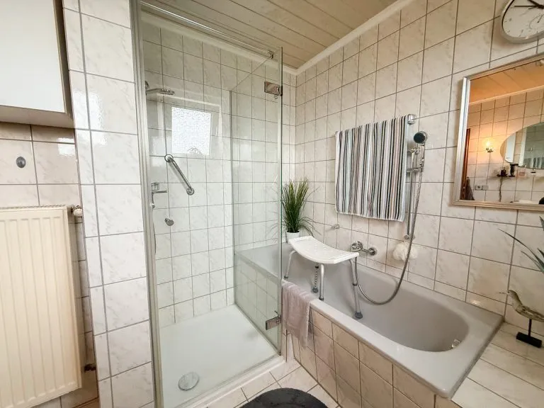 Immobilienangebot - Hennef (Sieg) - Alle - Reserviert - Gepflegte Doppelhaushälfte mit Platz für zwei Familien in ruhiger Wohnlage von Hennef