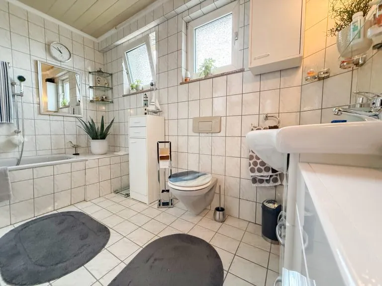 Immobilienangebot - Hennef (Sieg) - Alle - Reserviert - Gepflegte Doppelhaushälfte mit Platz für zwei Familien in ruhiger Wohnlage von Hennef