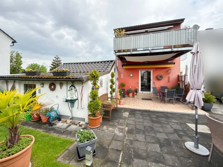 Immobilienangebot - Hennef (Sieg) - Alle - Reserviert - Gepflegte Doppelhaushälfte mit Platz für zwei Familien in ruhiger Wohnlage von Hennef