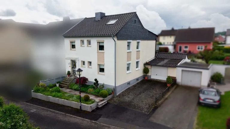 Immobilienangebot - Hennef (Sieg) - Alle - Reserviert - Gepflegte Doppelhaushälfte mit Platz für zwei Familien in ruhiger Wohnlage von Hennef