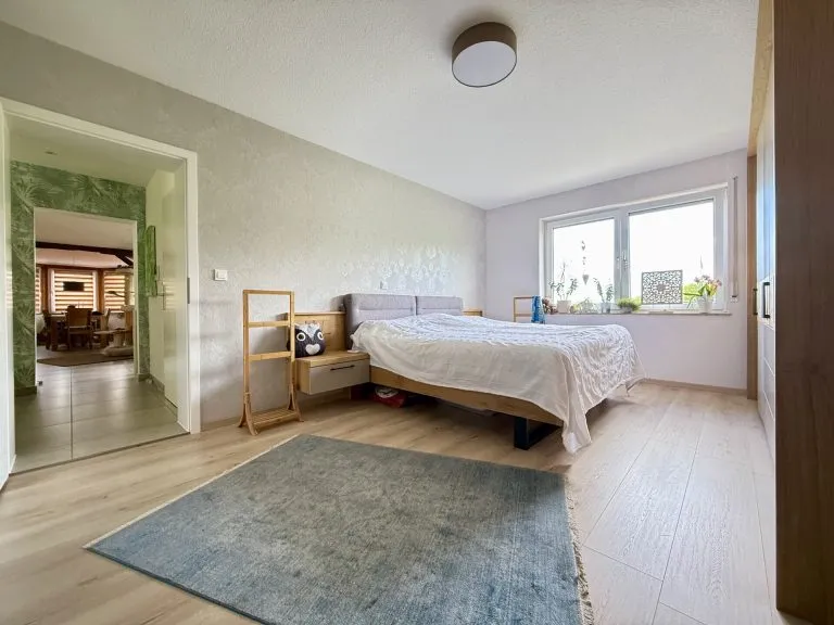 Immobilienangebot - Grünebach - Alle - *RESERVIERT* Viel Platz für die ganze Familie – gepflegtes Zweifamilienhaus für individuelle Wohnkonzepte!