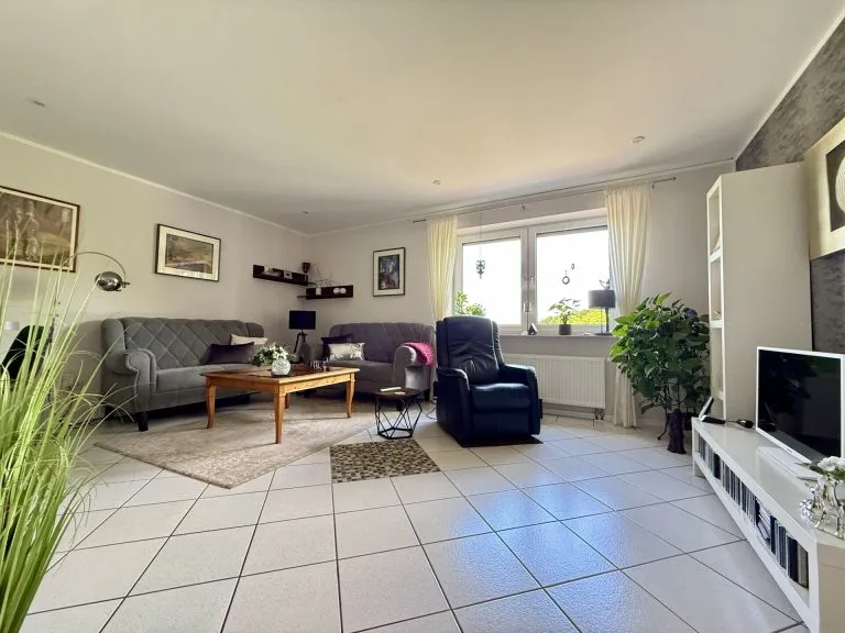 Immobilienangebot - Grünebach - Alle - *RESERVIERT* Viel Platz für die ganze Familie – gepflegtes Zweifamilienhaus für individuelle Wohnkonzepte!
