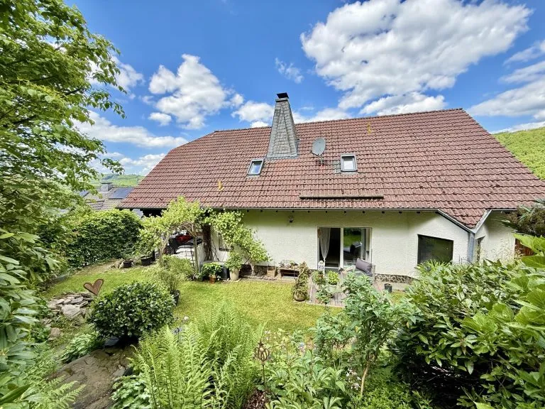 Immobilienangebot - Grünebach - Alle - *RESERVIERT* Viel Platz für die ganze Familie – gepflegtes Zweifamilienhaus für individuelle Wohnkonzepte!
