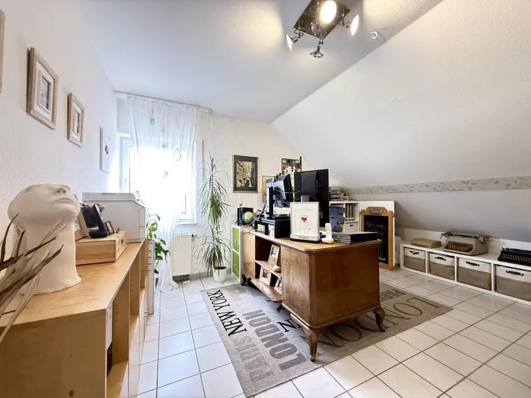 Immobilienangebot - Grünebach - Alle - *RESERVIERT* Viel Platz für die ganze Familie – gepflegtes Zweifamilienhaus für individuelle Wohnkonzepte!