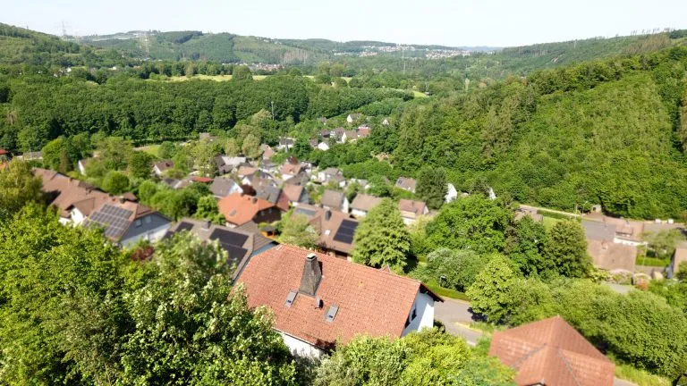 Immobilienangebot - Grünebach - Alle - *RESERVIERT* Viel Platz für die ganze Familie – gepflegtes Zweifamilienhaus für individuelle Wohnkonzepte!