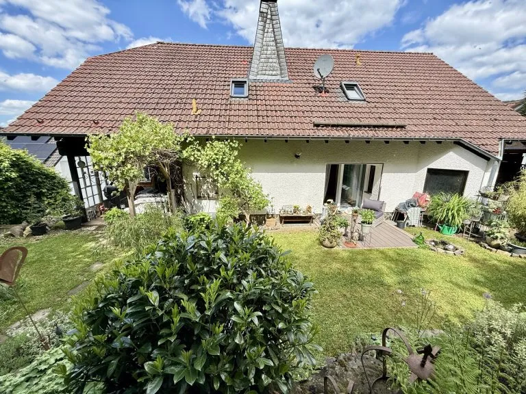 Immobilienangebot - Grünebach - Alle - *RESERVIERT* Viel Platz für die ganze Familie – gepflegtes Zweifamilienhaus für individuelle Wohnkonzepte!