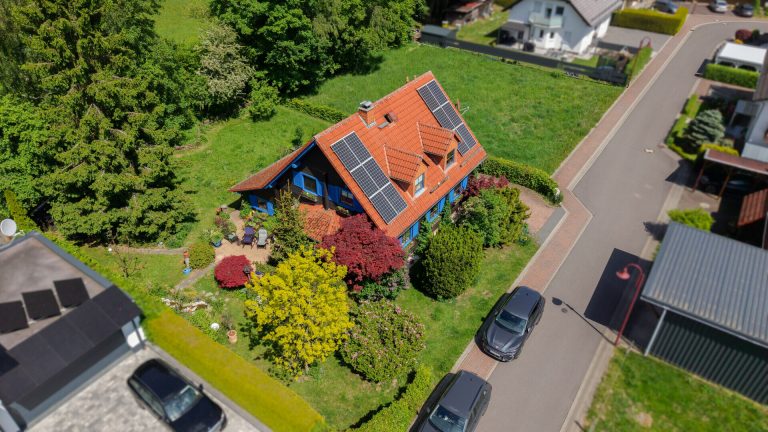 Immobilienangebot - Rennerod - Alle - *RESERVIERT* Ländliche Ruhe, stadtnah genießen. Schickes Blockhaus mit Garten in Feldrandlage!