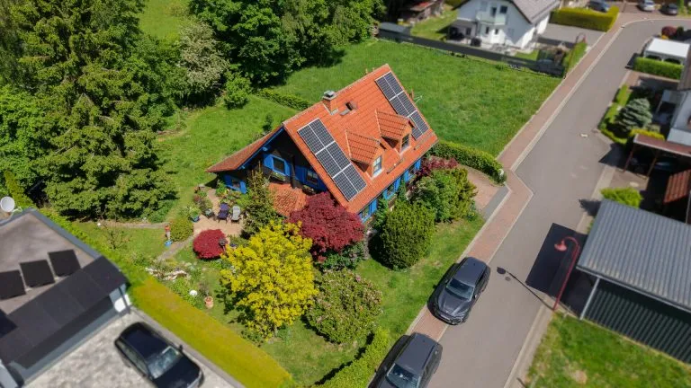 Immobilienangebot - Rennerod - Alle - Ländliche Ruhe, stadtnah genießen. Wohnliches Blockhaus mit Garten in Feldrandlage!