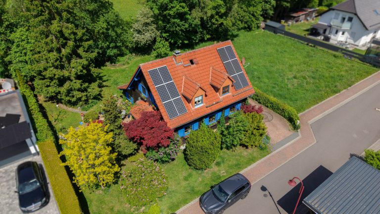 Immobilienangebot - Rennerod - Alle - *RESERVIERT* Ländliche Ruhe, stadtnah genießen. Schickes Blockhaus mit Garten in Feldrandlage!