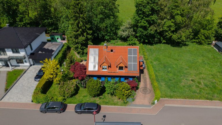 Immobilienangebot - Rennerod - Alle - *RESERVIERT* Ländliche Ruhe, stadtnah genießen. Schickes Blockhaus mit Garten in Feldrandlage!