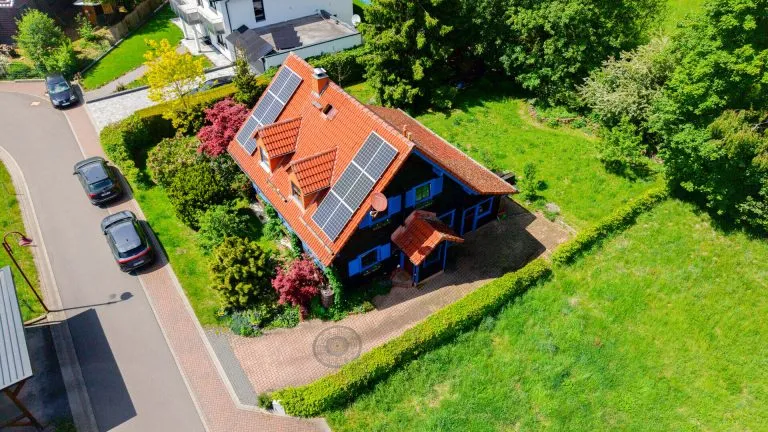 Immobilienangebot - Rennerod - Alle - *RESERVIERT* Ländliche Ruhe, stadtnah genießen. Schickes Blockhaus mit Garten in Feldrandlage!
